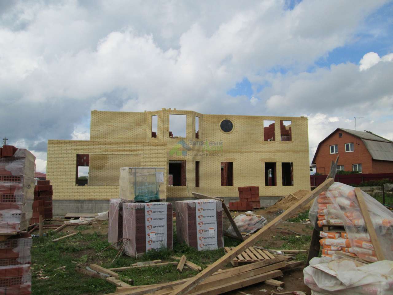 строительство 2 этажа дома из поризованного кирпича