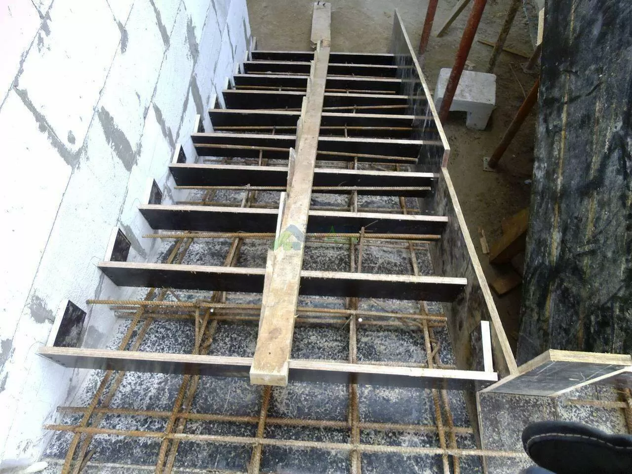 опалубка при строительстве монолитной лестницы