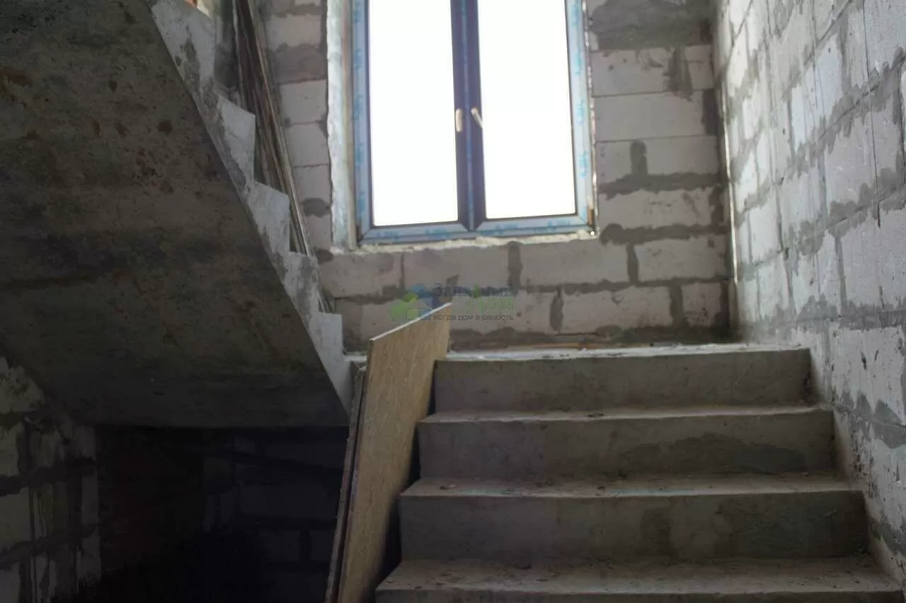 монолитная лестница в коттедже
