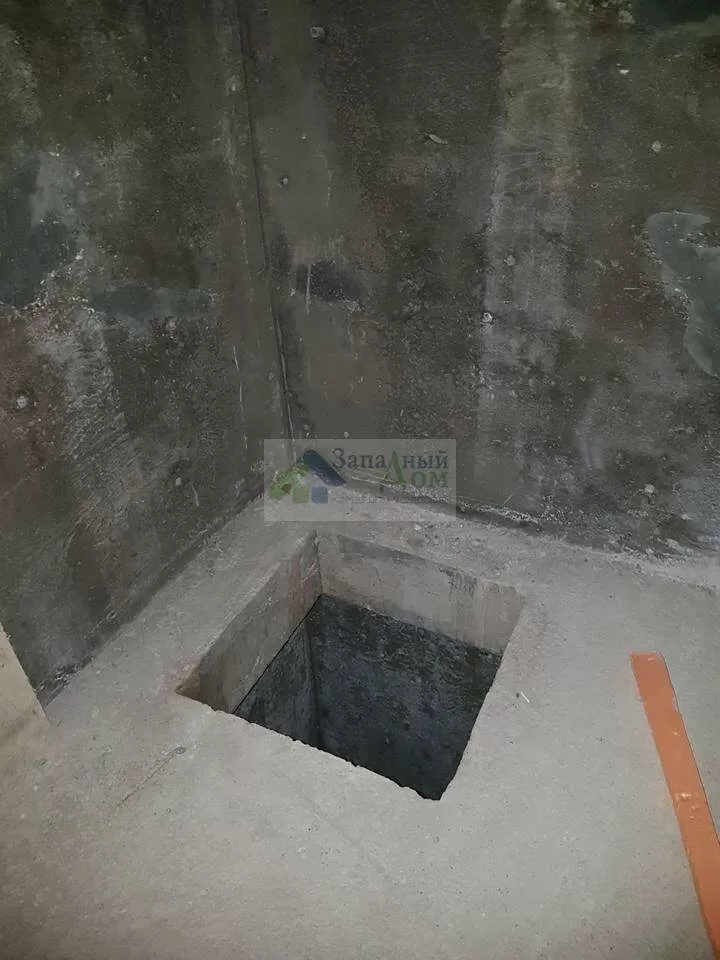 лаз в подсобное помещение бассейна