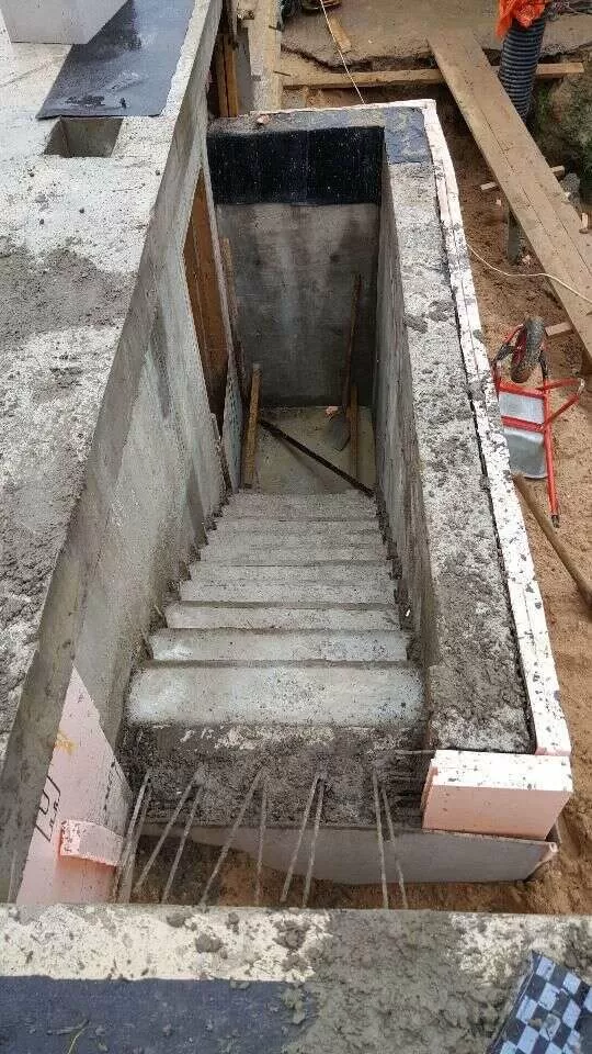 наружная лестница в подвал